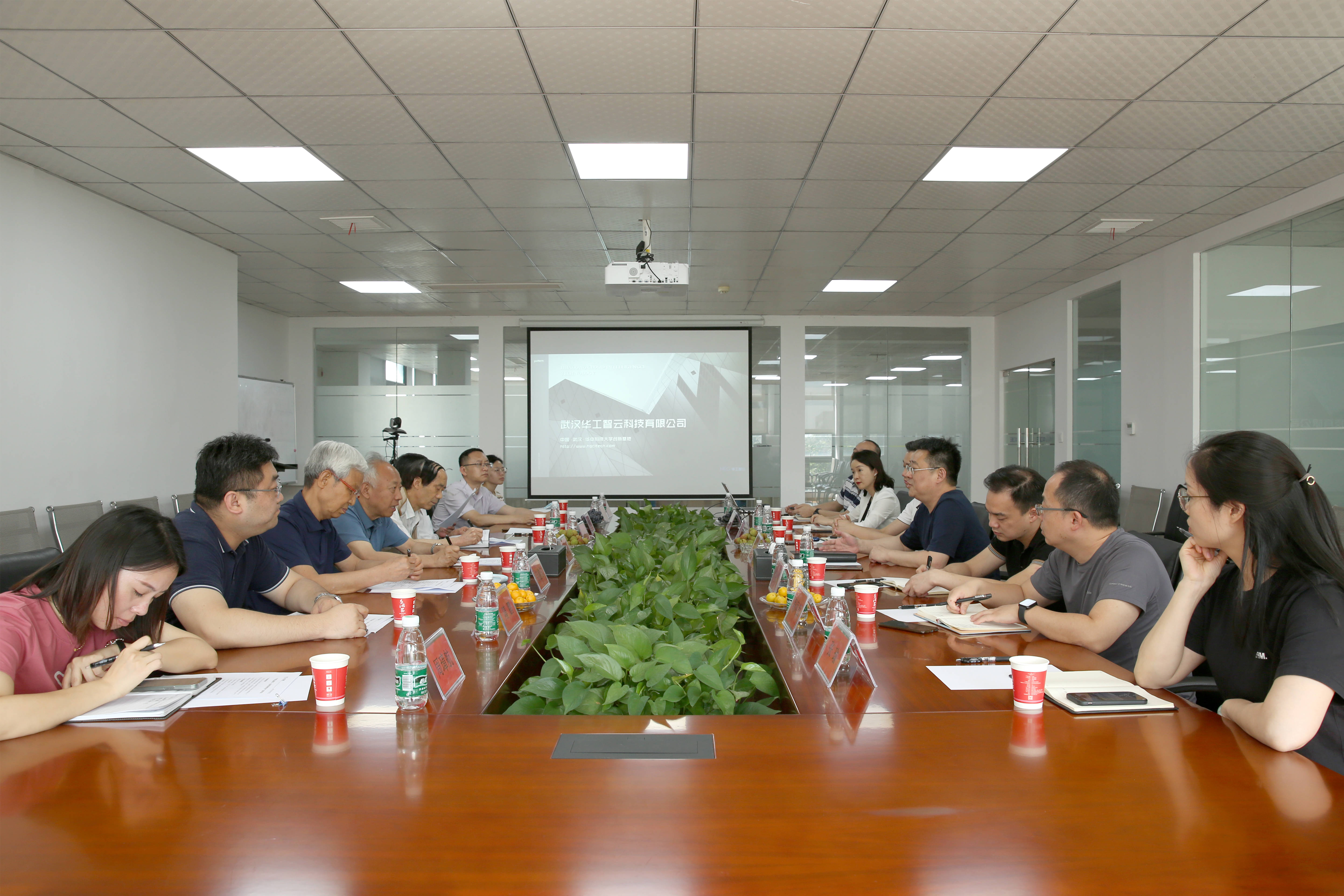 武汉市关工委领导一行莅临欧博abg(中国)参观考察指导工作 
